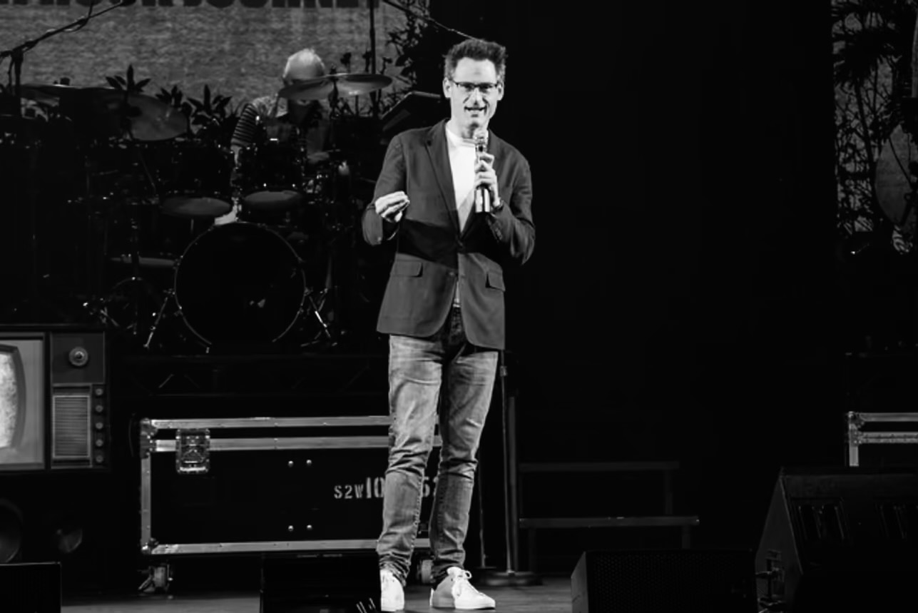 Kenneth Ferrone speaking onstage
